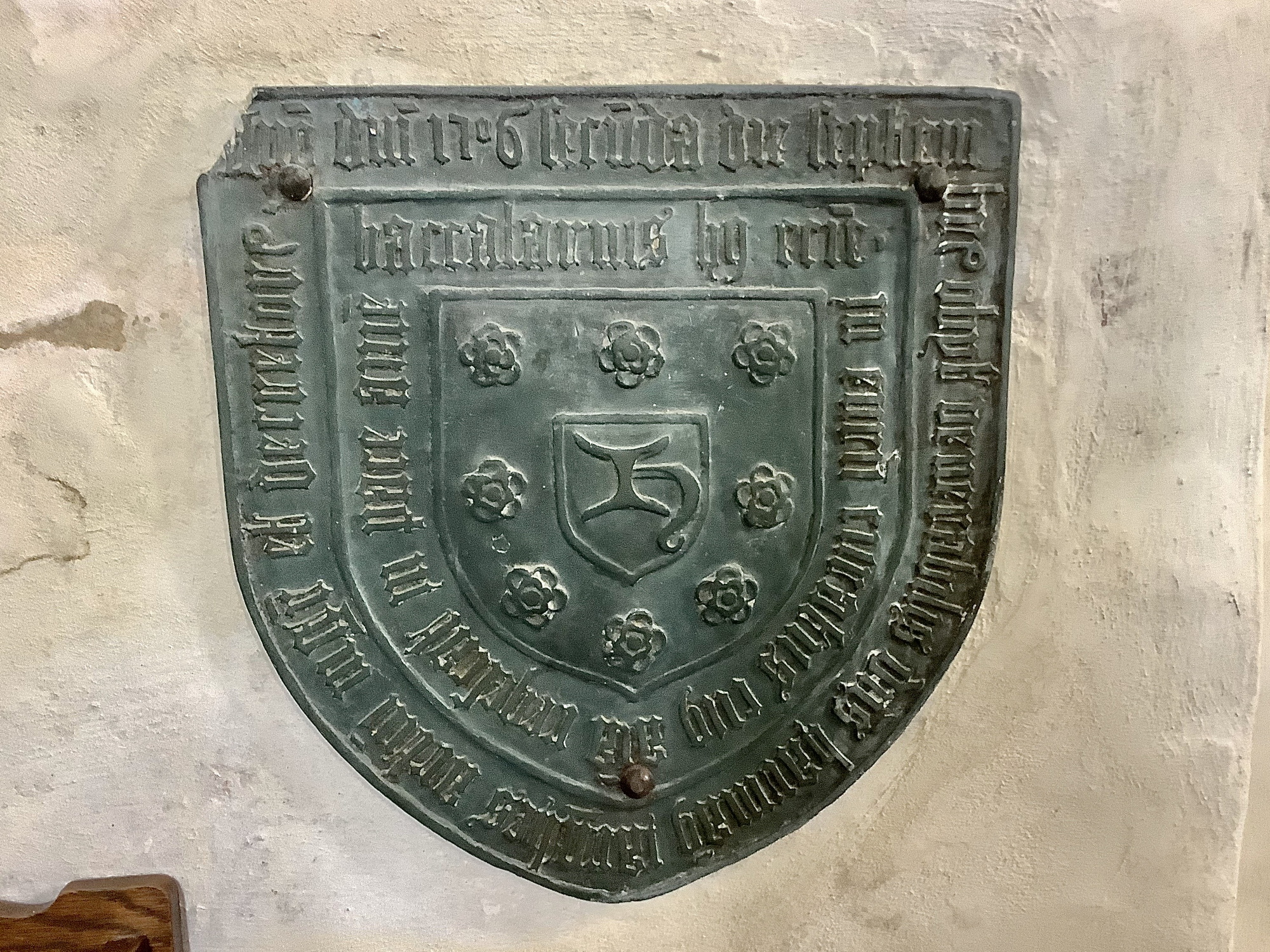 Koperen wapenschild afkomstig van de grafzerk van magister Hermanus Jarghes uit 1506 in de kerk van Eenrum. Foto: ©Jur Kuipers.